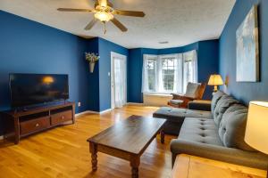 ein Wohnzimmer mit blauen Wänden, einem Sofa und einem Tisch in der Unterkunft Spacious White Rivers Jewel Fishing Haven! in Flippin