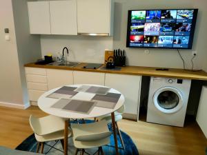 Kuchyňa alebo kuchynka v ubytovaní Hugo VIP Apartments