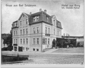 una foto en blanco y negro de un edificio en Apartament Berg en Szczawno-Zdrój
