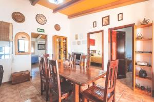 jadalnia z drewnianym stołem i krzesłami w obiekcie Casa Rural Los Naranjo w mieście Jerez de los Caballeros