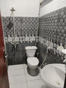 バハーワルプルにあるHotel New Star Viewのバスルーム(トイレ、洗面台付)