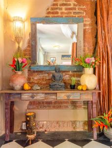 a mirror on top of a table with pumpkins at Na Casa 11 - Pousada e Hostel in Arraial d'Ajuda