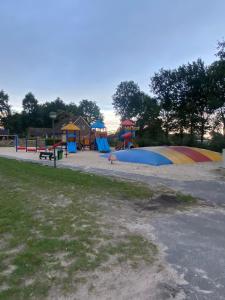 - un parc avec une aire de jeux colorée dans l'établissement Chalet Lisett, à Mariënberg