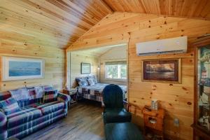 Khu vực ghế ngồi tại Rustic Bean Station Studio with Deck and Water Views!