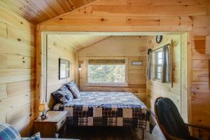 Giường trong phòng chung tại Rustic Bean Station Studio with Deck and Water Views!