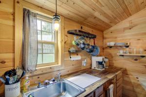 Nhà bếp/bếp nhỏ tại Rustic Bean Station Studio with Deck and Water Views! +19 ảnh