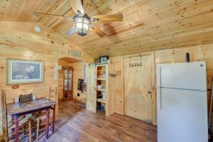 Nhà bếp/bếp nhỏ tại Rustic Bean Station Studio with Deck and Water Views!