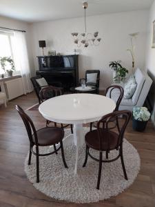 einen weißen Tisch und Stühle im Wohnzimmer in der Unterkunft Villa Helena in Lahti