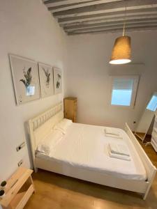 a bedroom with a white bed in a room at Apartamento centro de malaga in Málaga