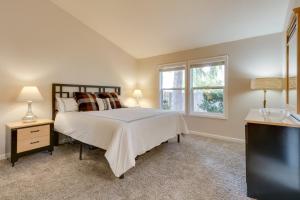 sypialnia z łóżkiem, telewizorem i oknem w obiekcie Tasteful Tualatin Home 40 Mi to Willamette Valley w mieście Tualatin