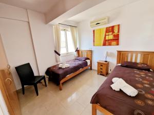 Postel nebo postele na pokoji v ubytování Top floor 2 bedroom apartment E101, 3 pools, sea view, FREE WIFI + 18 fotografií