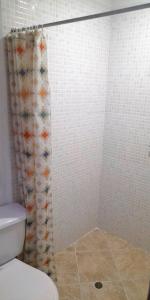 uma casa de banho com uma cortina de chuveiro e um WC em Casa de recreo em Santa Fe de Antioquia