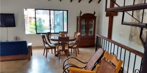 uma sala de jantar com mesa e cadeiras em Casa de recreo em Santa Fe de Antioquia