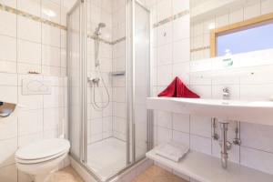 Koupelna v ubytování Haus Roswitha + 37 fotografií