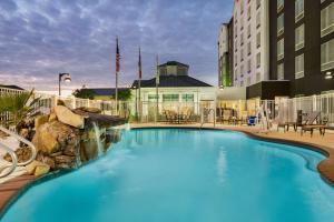 uma grande piscina azul em frente a um hotel em Hilton Garden Inn Houston Energy Corridor em Houston