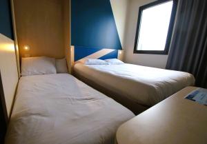 Postel nebo postele na pokoji v ubytování ibis budget Loudéac Vélodrome