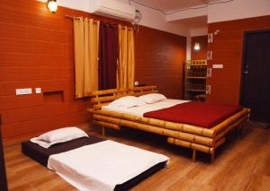 Кровать или кровати в номере Viruksham Homestay
