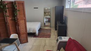 um pequeno quarto com uma cama e um espelho em Moderno departamento en inmejorable ubicación con estacionamiento opcional em Mendoza