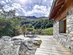 a wooden walkway with a table on top of a house at Chalet Saint-Martin-de-Belleville-Les Menuires, 5 pièces, 10 personnes - FR-1-344-1186 in Praranger