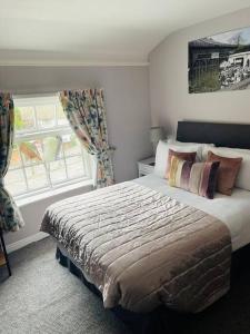 Un dormitorio con una cama grande y una ventana en Rooms@ Remedy 2 bedroom (sleeps 5) apartment, en Crossens