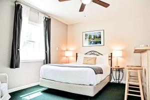 a bedroom with a bed and a window at Sierra Mountain Inn in Grass Valley