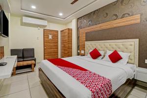 Tempat tidur dalam kamar di OYO Flagship Hotel Aditya Grand Inn