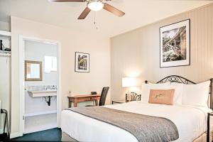 a bedroom with a bed and a ceiling fan at Sierra Mountain Inn in Grass Valley