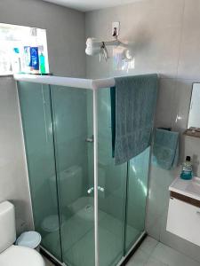 bagno con doccia in vetro e servizi igienici di Apartamento 1 quarto Zona Sul Praia a Ilhéus