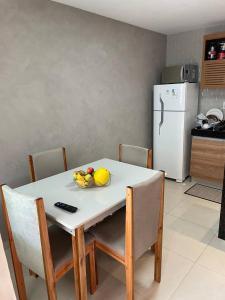 una cucina con tavolo e ciotola di frutta di Apartamento 1 quarto Zona Sul Praia a Ilhéus