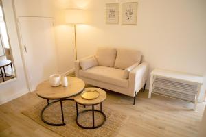 サン・ナゼールにあるLe Marais - Appart'Escaleのリビングルーム(ソファ、テーブル付)