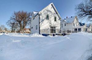 een wit huis met sneeuw ervoor bij Moorhead Home Rental Near Downtown Fargo in Moorhead