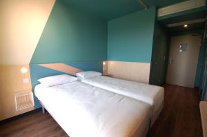 Postel nebo postele na pokoji v ubytování ibis budget Loudéac Vélodrome