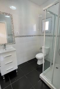巴爾瓦特的住宿－Casita，浴室配有卫生间、盥洗盆和淋浴。