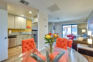 cocina y sala de estar con mesa de cristal y sillas naranjas en Central Palm Springs Resort Condo with 2 Balconies, en Palm Springs