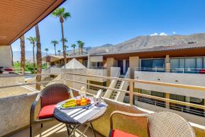 una mesa en un balcón con un bol de fruta en Central Palm Springs Resort Condo with 2 Balconies, en Palm Springs