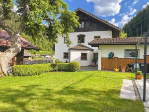 a yard with a house and a fence at Ferienwohnung Lisal in Mutters