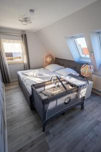 sypialnia z dużym łóżkiem i 2 oknami w obiekcie Ferienwohnung Gartenstadt Seilerberg w mieście Freiberg