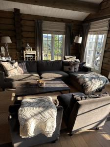 Posezení v ubytování Charming Log Cabin with 3 Bedrooms on Golsfjellet