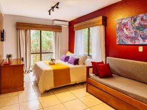 カネラにあるLuzzy Hotelのベッドルーム(ベッド1台、ソファ付)
