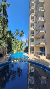 uma piscina em frente a um edifício em Crystal beach apartment em Mombasa