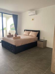 1 dormitorio con 1 cama con mesita de noche y ventana en Villa Staring at the sea 3/4 ch jacuzzi piscine en Koh Samui