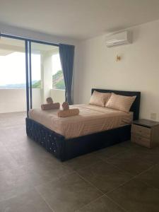 1 dormitorio con 1 cama con 2 toallas en Villa Staring at the sea 3/4 ch jacuzzi piscine en Koh Samui