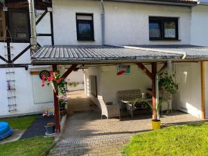 patio z metalowym dachem na domu w obiekcie Kleines Studio mit Gartenzugang w mieście Milbitz