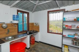 uma cozinha com um lavatório e uma janela em Sandy Wood House Ooty - 2Bhk Villa em Ooty