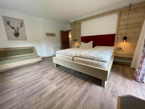 ein Schlafzimmer mit einem großen Bett und Holzböden in der Unterkunft Ferienwohnung Lisal in Mutters