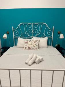 Dos toallas en una cama con una pared azul en רגע של מדבר en Yeroẖam