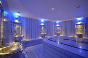 A bathroom at Suhan Cappadocia Hotel & Spa