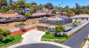 una vista aérea de una casa con entrada en San Diego Luxury Oasis en Spring Valley