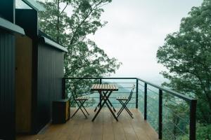 En balkon eller terrasse på Bobocabin Coban Rondo, Malang