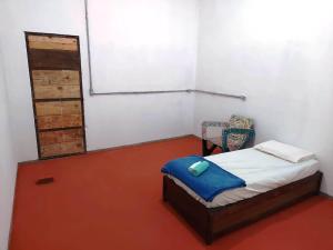 mały pokój z łóżkiem i tablicą w obiekcie Pousada Vila da Serra - Quarto Sabiá w mieście Nova Lima